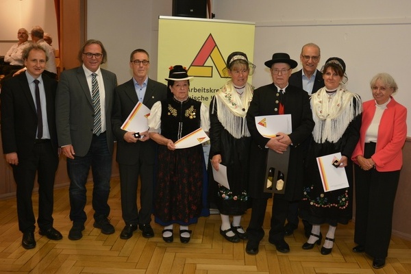 H.Ohlenroth (1.Landesbeamter LKEM), Regierungspräs. C.Gabbert, C.Hoch, U.Hülse, H.Welle, J.Ritter, B.Fehrenbach (Vorsitz AK Alemannische Heimat), W.Schoch und U.Isele (Vorst. Alemannische Heimat / Muettersproch Gsellschaft)/Foto:Regierungspräsidium FR H.Ohlenroth (1.Landesbeamter LKEM), Regierungspräs. C.Gabbert, C.Hoch, U.Hülse, H.Welle, J.Ritter, B.Fehrenbach (Vorsitz AK Alemannische Heimat), W.Schoch und U.Isele (Vorst. Alemannische Heimat / Muettersproch Gsellschaft)/Foto:Regierungspräsidium FR