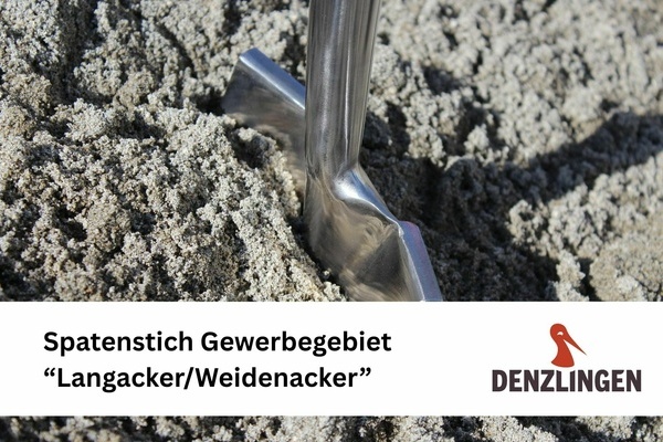 Metallener Spaten in Erde schwarze Schrift auf weißem Untergrund: Spatenstick Langacker/Weidenacker