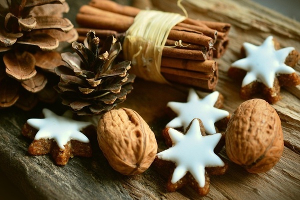 Zimtsterne, Tannenzapfen und Zimtstangen - Foto lizenzfrei von Pixabay