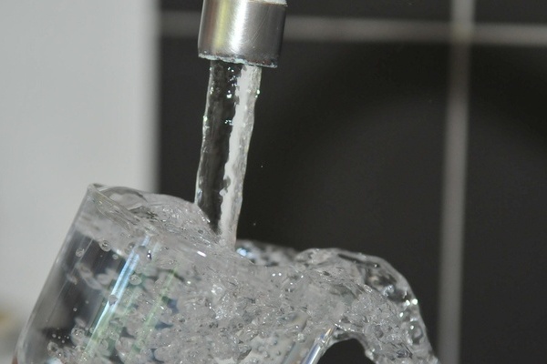 Wasser flie&szlig;t aus einem Wasserhahn in ein Trinkglas - Bild lizenzfrei von Pixabay