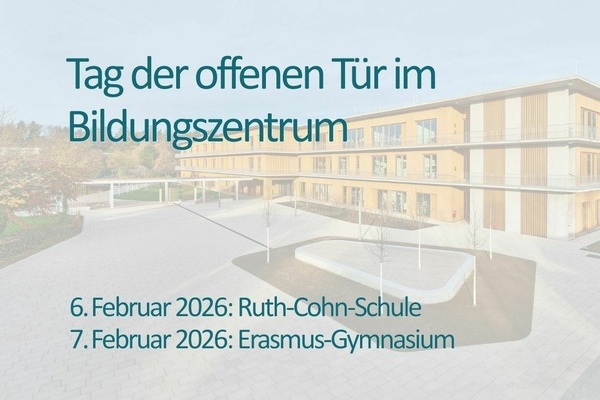 Petrolfarbener Text, im Hintergrund ein Foto der Ruth-Cohn-Schule im Bildungszentrum Denzlingen