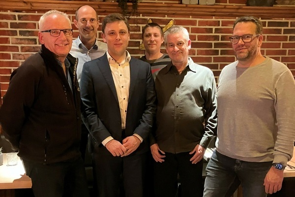 B&uuml;rgermeister Fabian Nitz (3.v.l.) und DRK-Vorsitzender Denis Deiser (rechts) ehrten Denzlingens regelm&auml;&szlig;ige Blutspenderinnen und Blutspender im Rahmen eines gemeinsamen Abendessens. Foto: Gemeinde Denzlingen