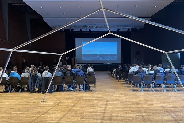 Blick in den Lothar Fischer Saal im Kultur & B&uuml;rgerhaus. Symbolisch f&uuml;r die Baracken des Internierungslagers in Gurs war f&uuml;r die Veranstaltung im Saal ein Ger&uuml;st aufgebaut. Foto: Melanie Lackner, Gemeinde Denzlingen