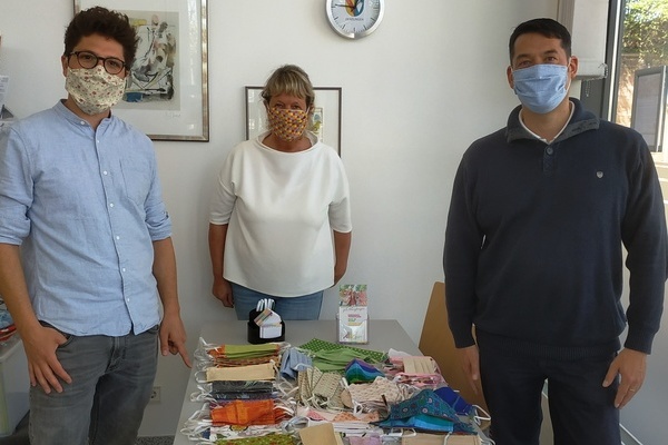 Foto v.l.n.r.: Linus Schlempp (Flüchtlingsbeauftragter), Sabine Haupenthal (Leiterin AIV) und Markus Hollemann (Bürgermeister) tragen Denzlinger Stoffgesichtsmasken