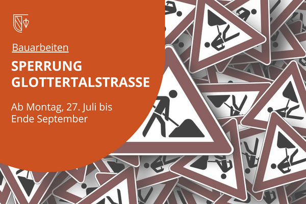 Baustellenschilder, wei&szlig;e Schrift auf ziegelrotem Untergrund: Sperrung Glottertalstra&szlig;e