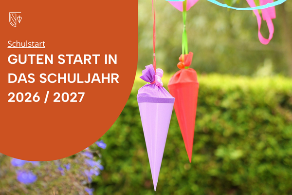 Guten Start in das Schuljahr 2026 / 2027 - Zwei Schult&uuml;ten h&auml;ngen an einem bunten Band, im Hintergrund Gr&uuml;n und Blumen. 