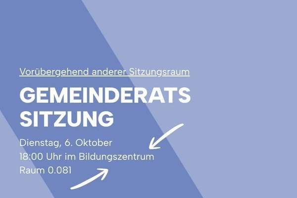 Blauer Hintergrund. Wei&szlig;e Schrift. Text: Vor&uuml;bergehend anderer Sitzungsraum, Gemeinderatssitzung, 06.10.2026, 18 Uhr im Bildungszentrum, Raum 0.081