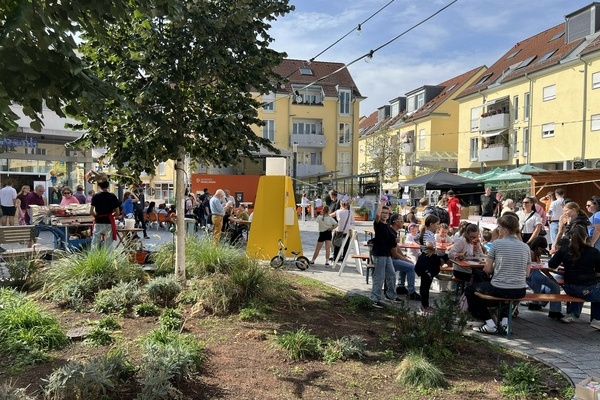  Die Lebendige Ortsmitte Denzlingen am kulinarischen Wochenende mit Neub&uuml;rgerempfang und B&uuml;rgerpresiverleihung. Eine Fu&szlig;g&auml;ngerzone, in der sich viele Menschen aufhalten. Foto: Gemeinde Denzlingen.