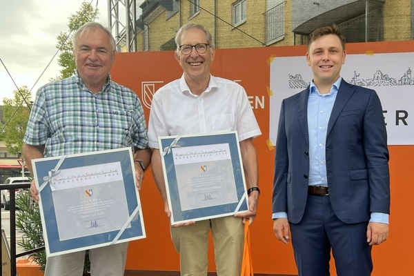 B&uuml;rgerpreistr&auml;ger 2026, Jan Kath (links) und Hartmut N&uuml;bling (Mitte) mit B&uuml;rgermeister Fabian Nitz (rechts). Foto: Melanie Lackner, Gemeinde Denzlingen.