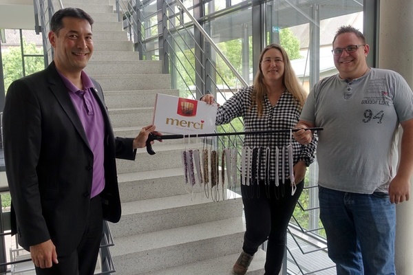 B&uuml;rgermeister Hollemann dankt stellvertretend f&uuml;r alle gl&uuml;cklichen Alltagsmaskennutzer