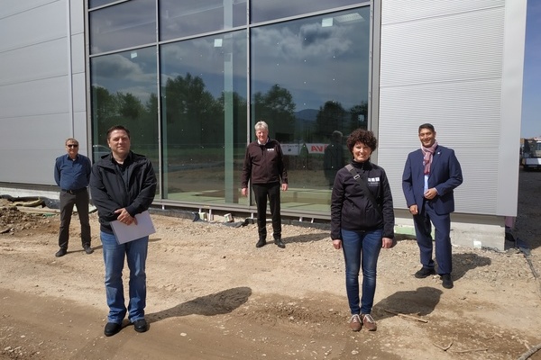 Besuch des neuen Firmenstandorts des Autohauses Kandziorra an der Elzstraße v.l.n.r.: Horst Bühler, Steffen Koch (Verbandsbaumeister), Ralf Kandziorra mit Ehefrau Simone und Bürgermeister Markus Hollemann Foto: privat