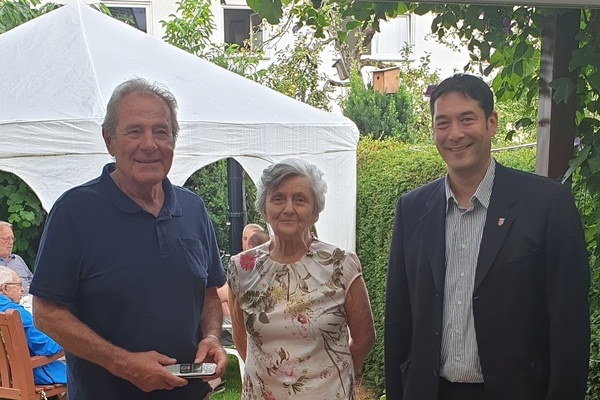  Eheleute Manfred und Rosemarie W&ouml;ssner mit B&uuml;rgermeister Markus Hollemann