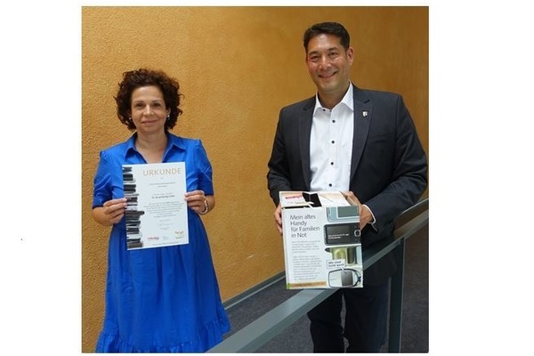Daniela Ozsvath und B&uuml;rgermeister Markus Hollemann
