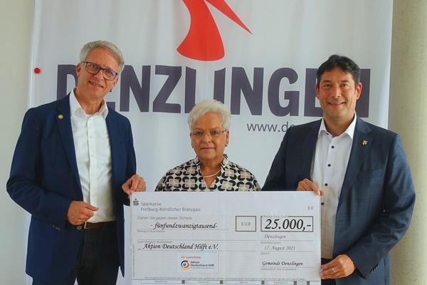 Foto: Gemeinde Denzlingen; v.l.n.r. Christian Molke (Aktion Deutschland Hilft e.V.), Anneliese He&szlig;, B&uuml;rgermeister Markus Hollemann