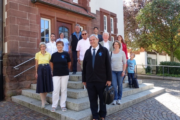 Spendenübergabe vor dem Rathaus Denzlingen