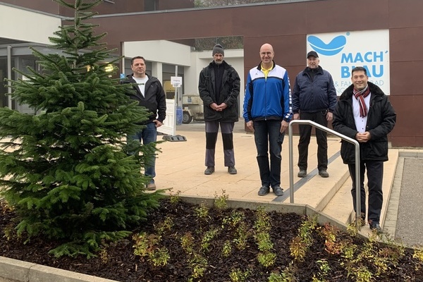 Foto MACH BLAU Pflanzinsel: Pflanzinsel satt Steinwüste; v.l.n.r. Steffen Koch (Bauamtsleiter), Mario Will (Grüntrupp Bauhof), Marcus Kleint (Betriebsleiter MACH´ BLAU), Heinz Jund (Bauhofleiter), Markus Hollemann (Bürgermeister)