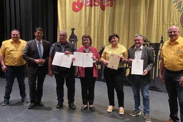 OZM Michael Heizmann, Brgermeister Markus Hollemann, Gnter Langner, Karin Wirbals-Langner, Barbara Nbling, Werner Kunkler und stellv. OZM Uwe Rau (von links).