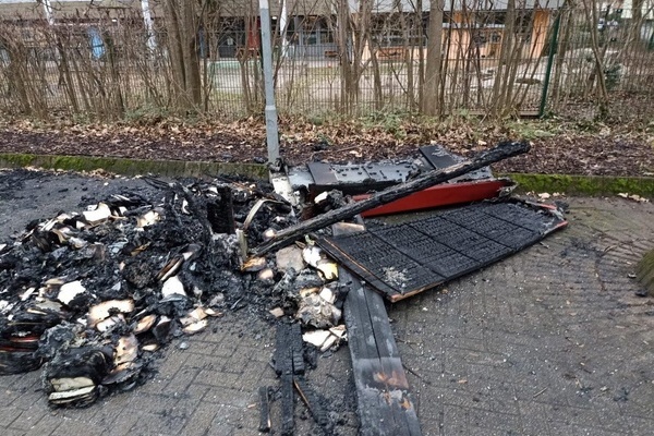 Abgebrannte B&uuml;cherzelle beim Kauftreff