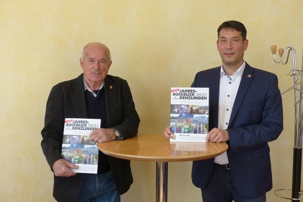 Dieter Ohmberger (links) mit Bürgermeister Markus Hollemann bei der Vorstellung des „Jahresrückblick Denzlingen 2021“