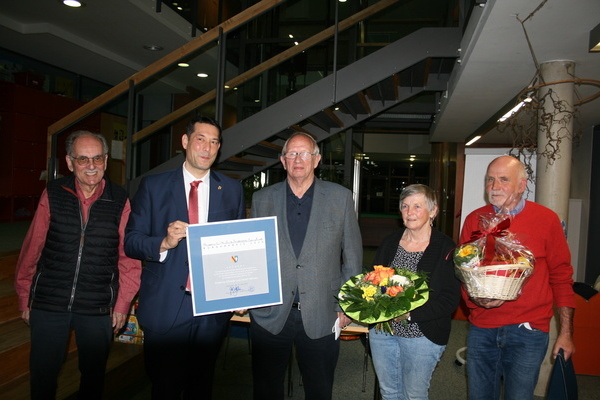  B&uuml;rgermeister Markus Hollemann &uuml;berreicht den B&uuml;rgerpreis an Elfriede und Detlef Behnke.