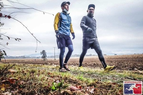 Daniel Schneider und Jochen Hauschel laufen auf einem Grasweg Daniel Schneider und Jochen Hauschel laufen auf einem Grasweg