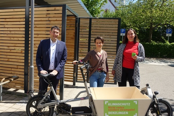 B&uuml;rgermeister Hollemann, Lena Hartmann-Kist, Diana Str&auml;uber stehen hinter einem E-Lastenrad