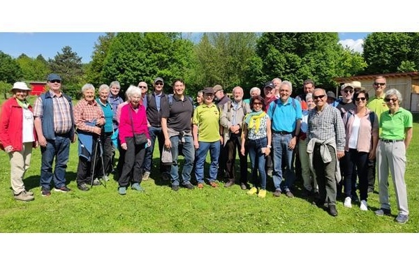 Wandergruppe bei ber Erneuerbare-Energien-Wanderung mit Bürgermeister Markus Hollemann