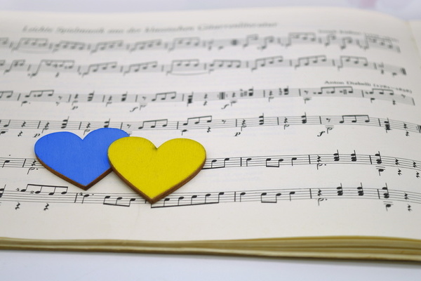 Notenblätter mit zwei Herzen in den Farben der ukrainischen Flagge Notenblätter mit zwei Herzen in den Farben der ukrainischen Flagge