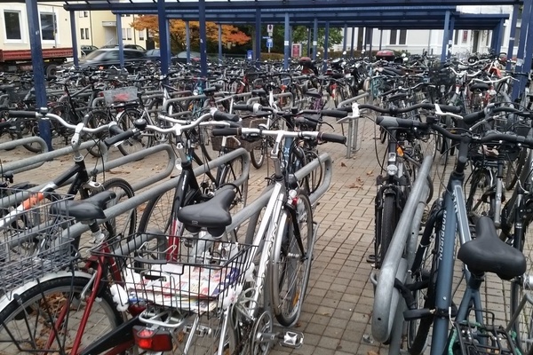 Abgestellte Fahrr&auml;der am Bahnhof Denzlingen