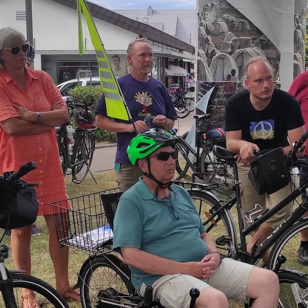 Bürgermeister Markus Hollemann und Interessierte mit dem Fahrrad