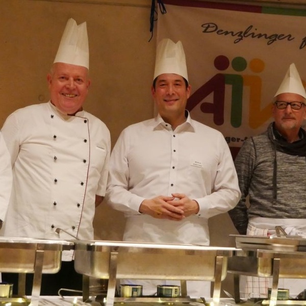 Ehrenamtliche mit Küchenchef Klaus Güntert (2. v. l.) sind bereit, den Hauptgang am Buffet zu servieren
