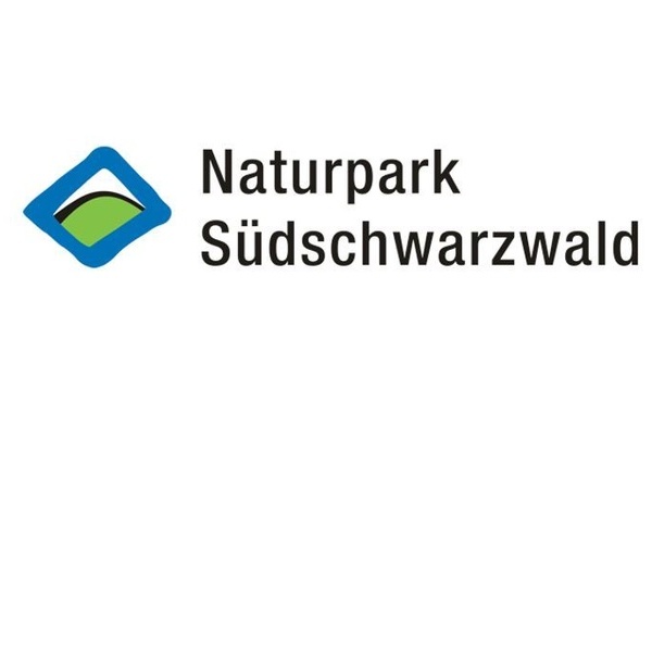 Logo Naturpark Sdschwarzwald: Raute mit blauem Rahmen, innen ein grn gezeichneter Berg, daneben Naturpark Sdschwarzwald in schwarzer Schrift