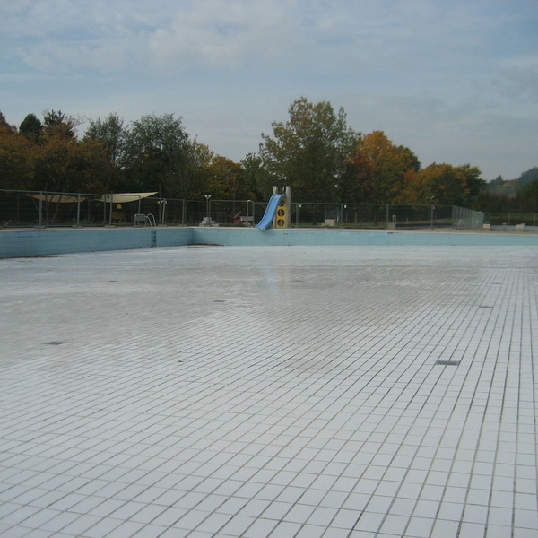 Blick auf das Nichtschwimmerbecken im Auenbereich des Sportbades zu Beginn der Sanierung im Jahr 2008 - Foto Gemeinde Denzlingen