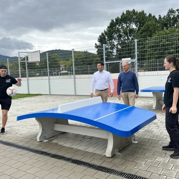 Beim Teqball im Stadtpark (v.l.) Pascal Gence (JGR, Abteilung Ortsgestaltung), Brgermeister Markus Hollemann, Frank Adler (Jugendpflege Denzlingen) und Lara Eckerle (stv. JGR-Vorsitzende). Fotos: Melanie Lackner, Gemeinde Denzlingen