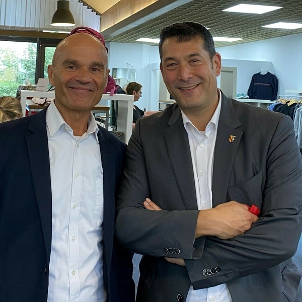 Neuerffnung des FAIRKAUF Secondhand-Kaufhauses Denzlingen - 48 Grad Sd-Geschftsfhrer Patrick Krezdorn (links) Brgermeister Markus Hollemann (rechts) - Foto: Gemeinde Denzlingen