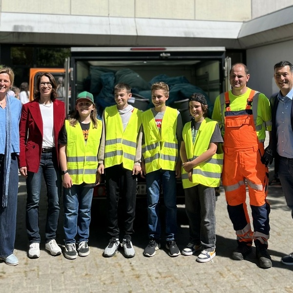 Rektorin der Grundschule Silke Siegmund, Schulleiterin Evelyn Heeg, die engagierten Schler, Bauhofmitarbeiter Frank Schwer und Brgermeister Markus Hollemann (v.l.n.r.)