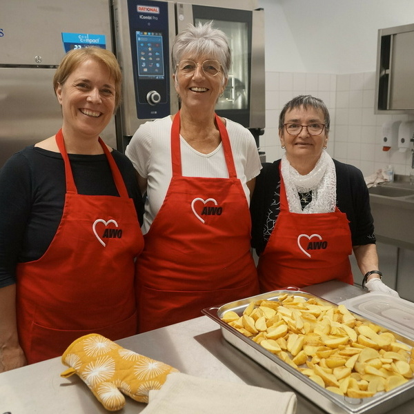  Ein frhliches Mensa-Team der AWO Denzlingen in der neuen Schlermensa. V.l. Karin Wnsch (Kchenchefin Mensa Hauptstrae), Renate Schleicher (Kchenchefin im Hort Stuttgarter Strae), Marianne Wei (Kchenhelferin Hauptstrae). Foto: AWO Denzlingen.