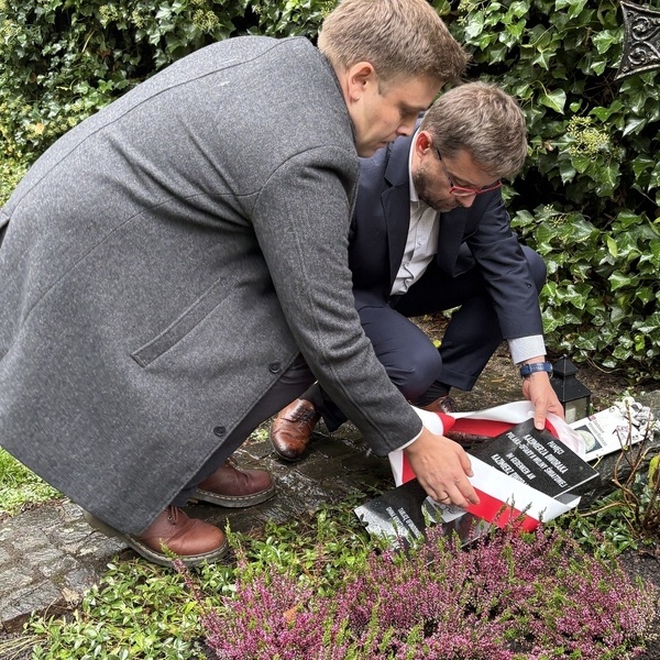 Die B�rgermeister legen gemeinsam die Gedenktafel an das Grab des ermordeten Zwangsarbeiters Kazimierz Dworak. Foto: Gemeinde Denzlingen
