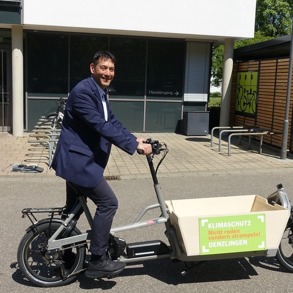 Bürgermeister Markus Hollemann mit dem neuen E-Lastenrad „Gunnar“
