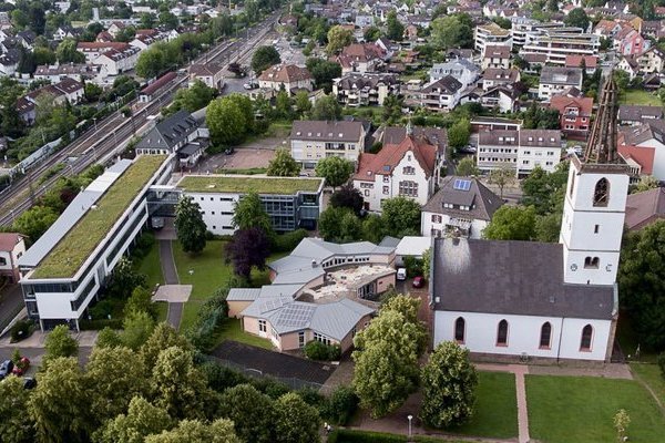 Luftbild mit Rathaus, evangelischer Kirche St. Georg mit Friedhof und Grundschule Standort Hauptstraße