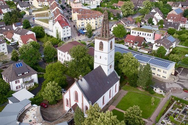 Luftbild evangelischer Kirche St. Georg mit Friedhof und Grundschule Standort Hauptstraße sowie Kohlerhof