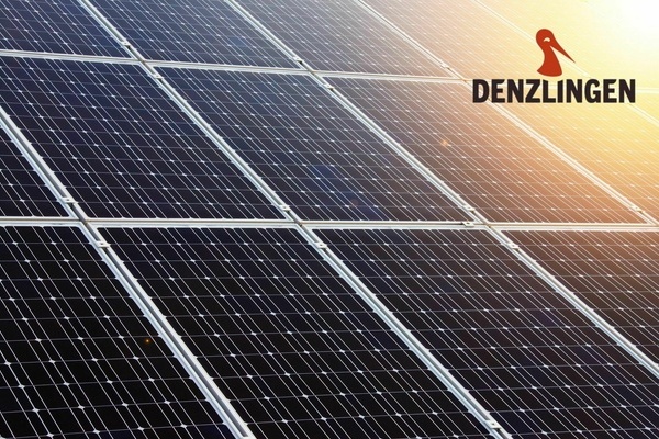 PV-Module, rechts oben das Logo von Denzlingen, roter Storch und schwarze Schrift PV-Module, rechts oben das Logo von Denzlingen, roter Storch und schwarze Schrift