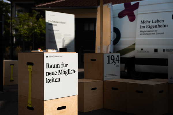 Bildquelle: https://mehr-leben-im-eigenheim.de/ausstellung, zu sehen sind Kisten mit verschiedenen Aufschriften